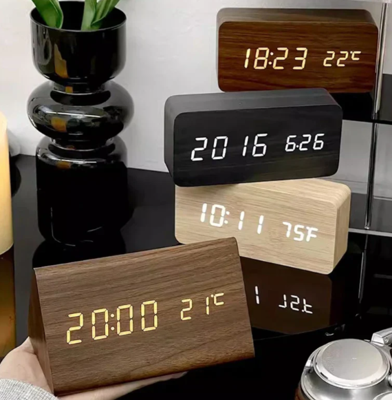 Spraakgestuurde Houten Klok voor Slimme Thuisdecoratie 3