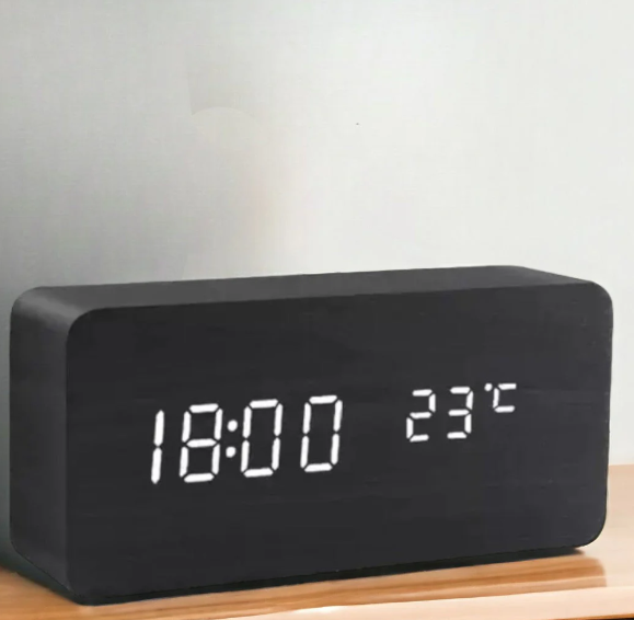 Spraakgestuurde Houten Klok voor Slimme Thuisdecoratie 4