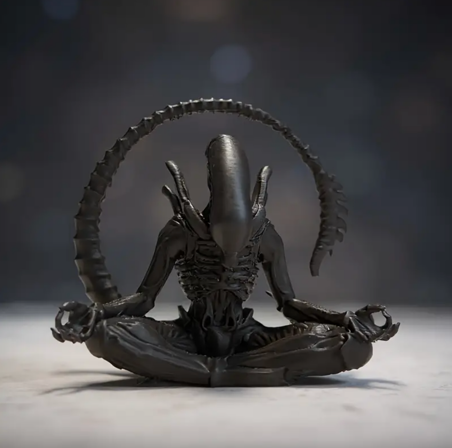 Meditatief Xenomorph Beeldje voor Innerlijke Rust en Unieke Decoratie 0