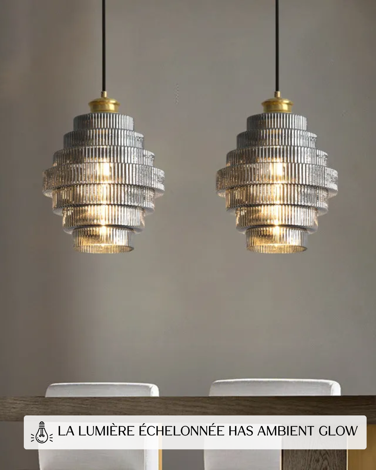 Warme Hanglamp voor Eettafel met Gelaagd Glas en Gouden Accent 1